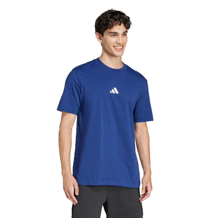 Imagen 1 de 6 de Remera adidas punto simple con logo pequeño Essentials-AZUL