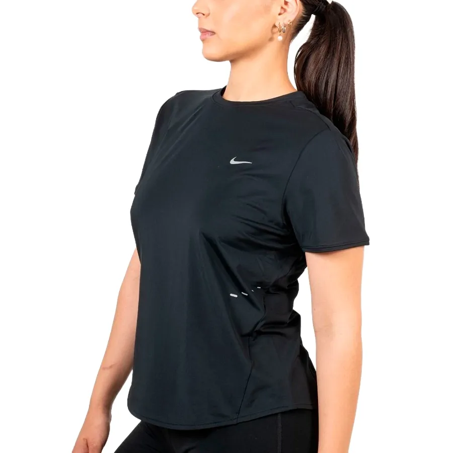 Imagen 1 de 3 de Remera Nike Swift-NEGRO