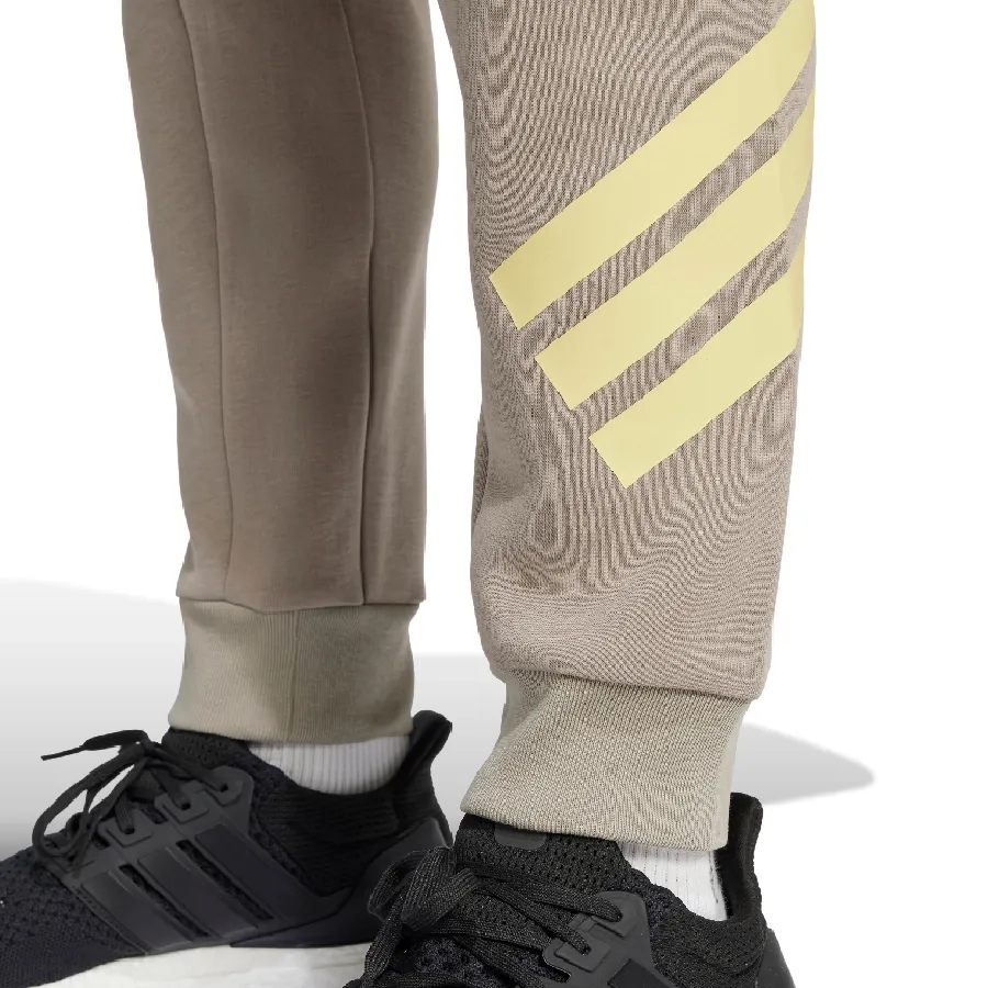 Imagen 4 de 5 de Pantalón adidas Future Icons 3 Tiras-BEIGE/AMARILLO