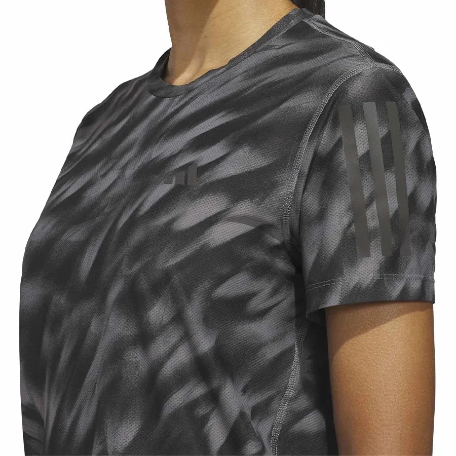 Imagen 3 de 5 de Remera adidas Own The Run Allover Print Tee-GRAFITO/NEGRO