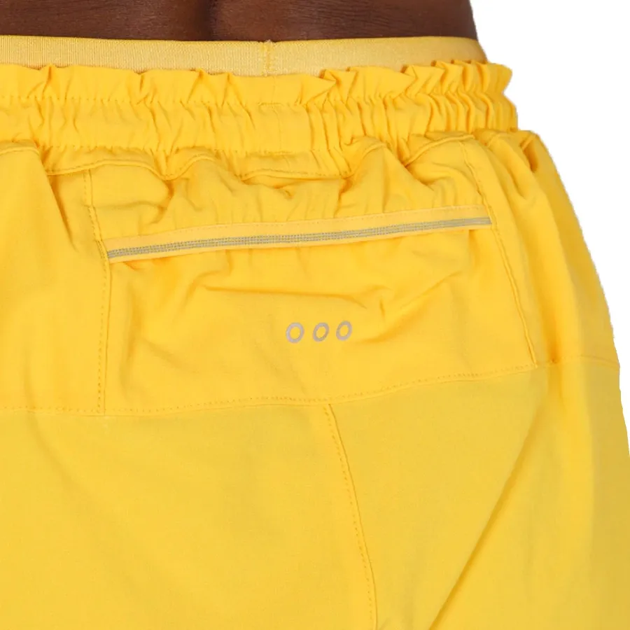 Imagen 2 de 5 de Shorts Saucony Pinnacle 2.5"-AMARILLO