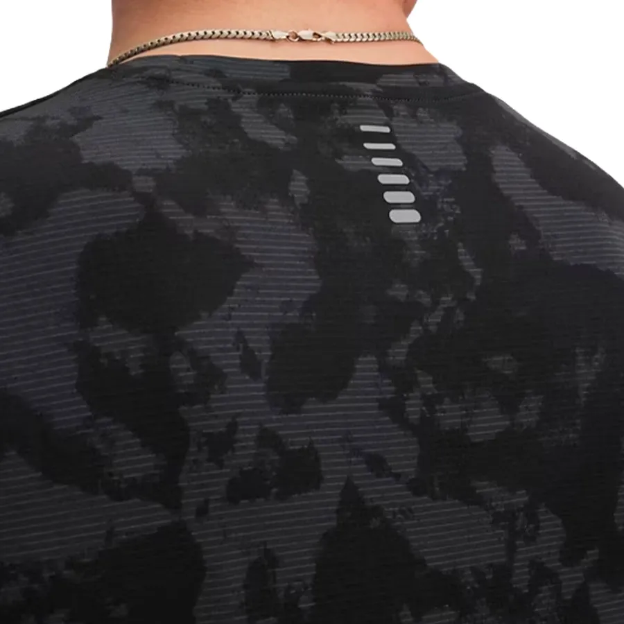 Imagen 2 de 3 de Remera Under Armour Launch Printed-NEGRO