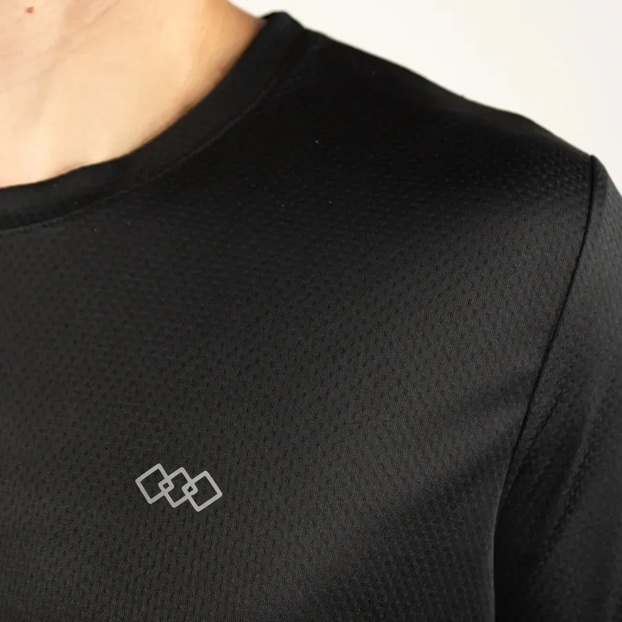 Imagen 4 de 5 de Remera Kamp Ultrarun con Recortes Laterales-NEGRO