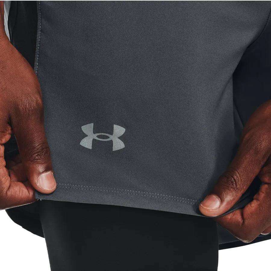 Imagen 4 de 5 de Shorts Under Armour Launch 7'' 2 en 1-GRIS/NEGRO