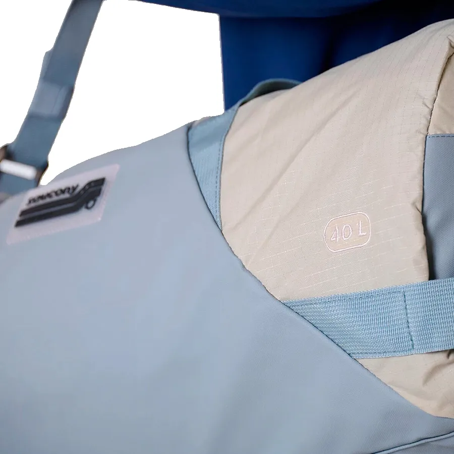 Imagen 4 de 6 de Bolso Saucony Hurricane Duffle 40Lt-GRIS/NATURAL