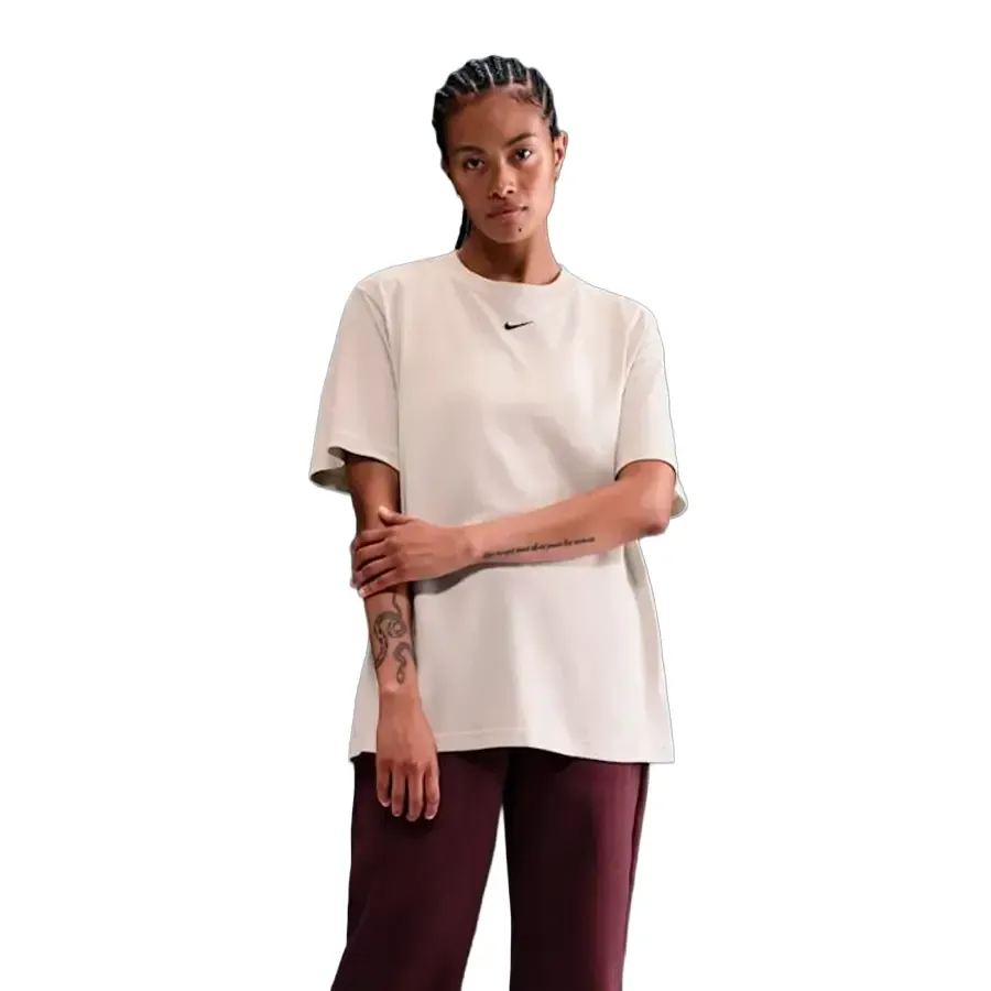 Imagen 0 de 4 de Remera Nike Essentials-HUESO