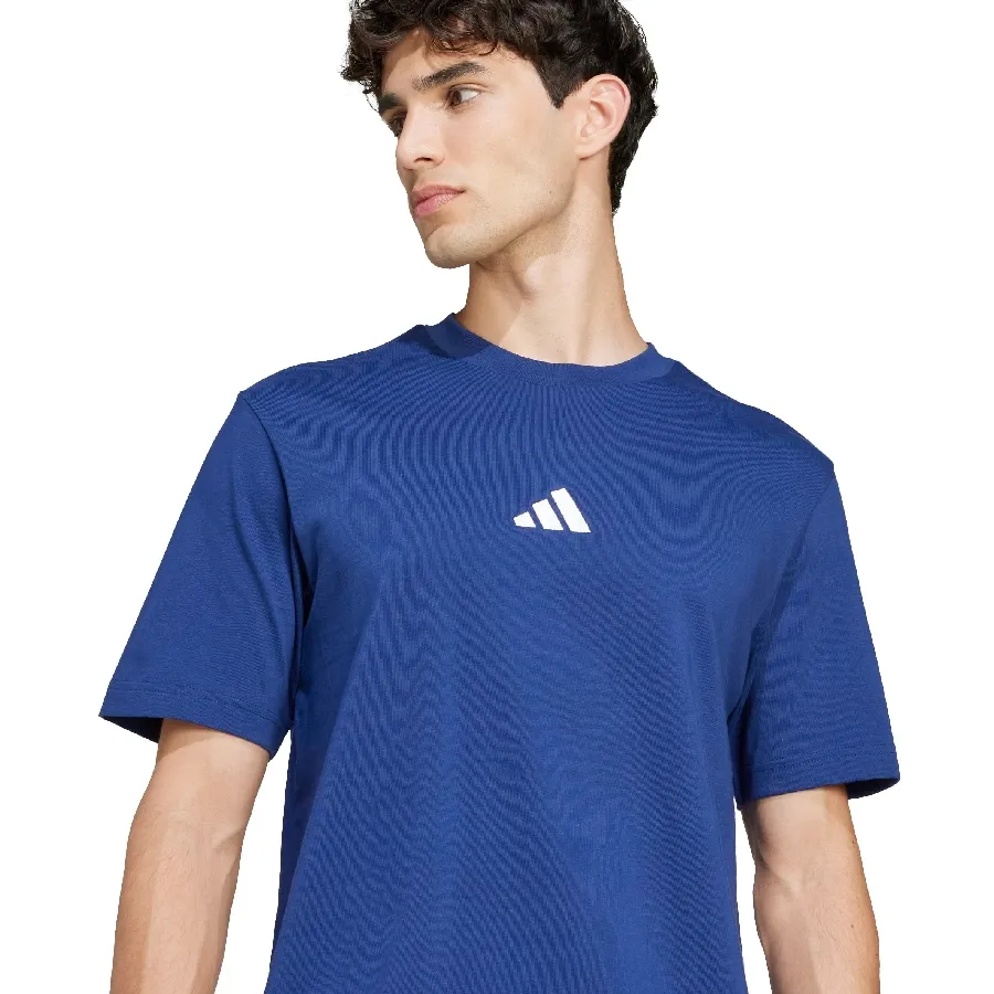 Imagen 5 de 6 de Remera adidas punto simple con logo pequeño Essentials-AZUL