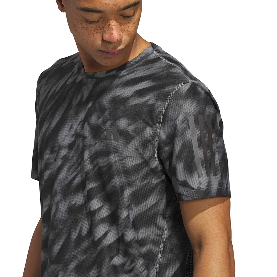 Imagen 2 de 4 de Remera adidas estampada Own The Run-GRIS/NEGRO