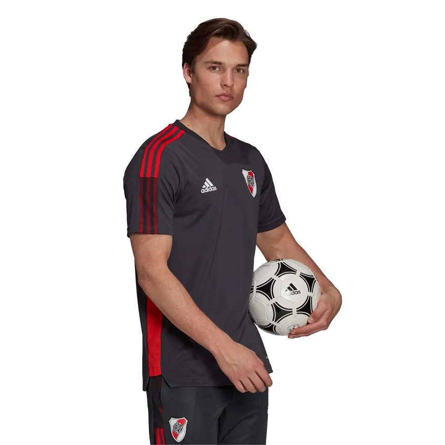Imagen 2 de 6 de Camiseta adidas Entrenamiento Tiro River Plate-GRAFITO/ROJO/BLANCO