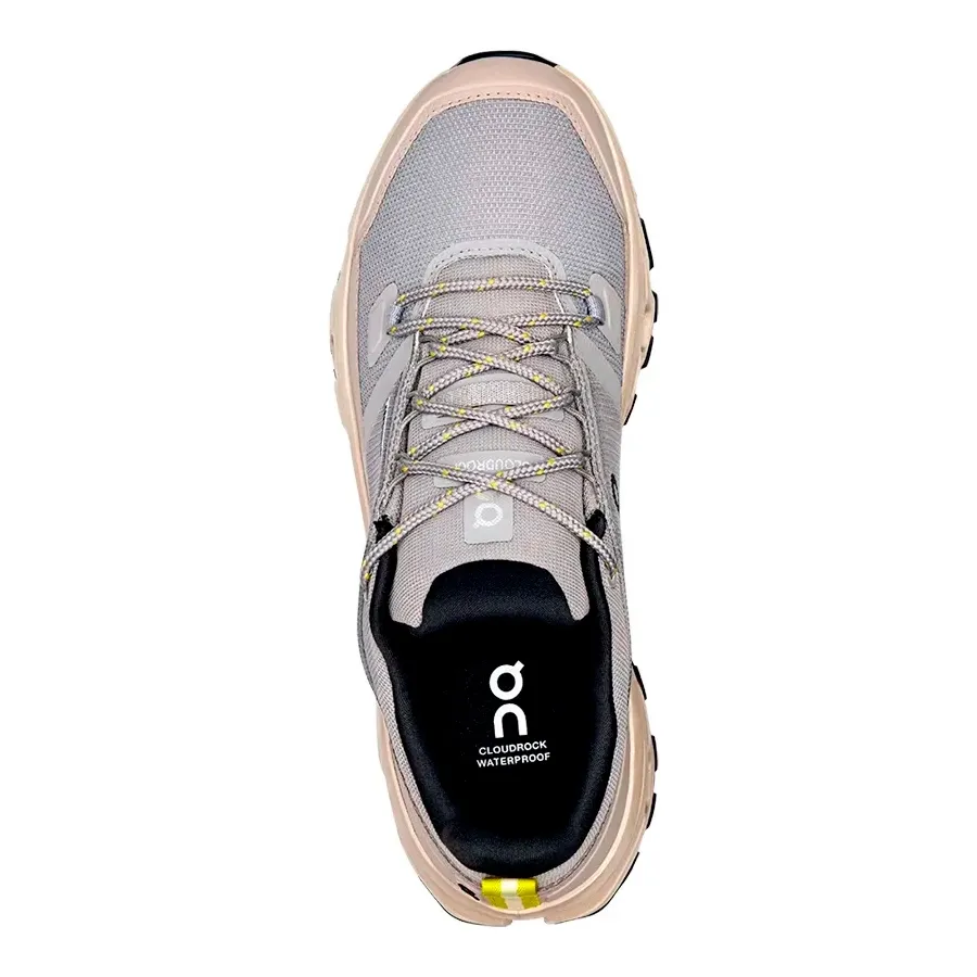 Imagen 3 de 6 de Zapatillas On Cloudrock Low Waterproof-GRIS/BEIGE