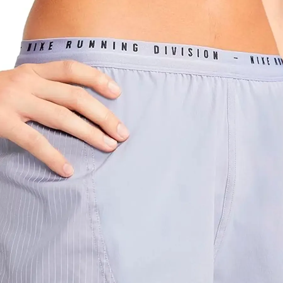 Imagen 4 de 5 de Short Nike Run Division Tempo Luxe-GRIS