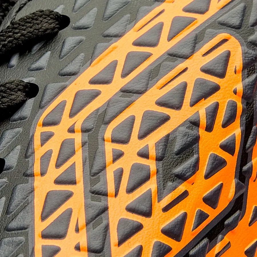 Imagen 6 de 7 de Botines Umbro Campo Mutant Jr-NEGRO/NARANJA