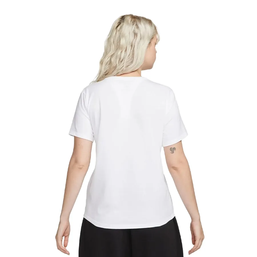 Imagen 1 de 3 de Remera Nike Sportswear Club Essentials-BLANCO