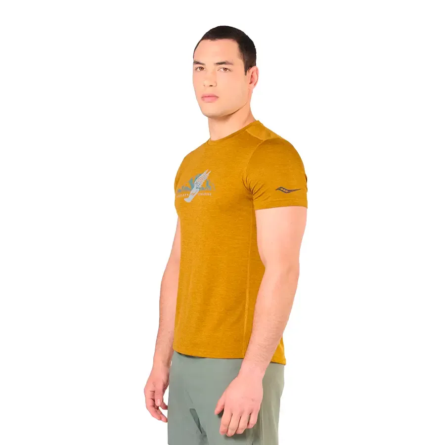 Imagen 1 de 6 de Remera Saucony Stopwatch Graphic-MOSTAZA