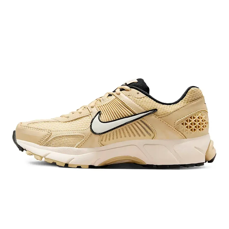 Imagen 2 de 8 de Zapatillas Nike Zoom Vomero 5-BEIGE