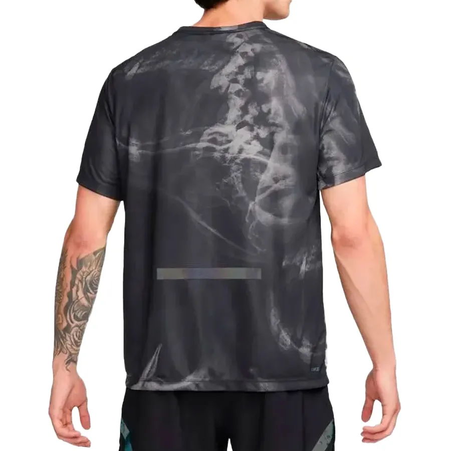 Imagen 1 de 3 de Remera Nike Run Division Rise 365-NEGRO/GRIS