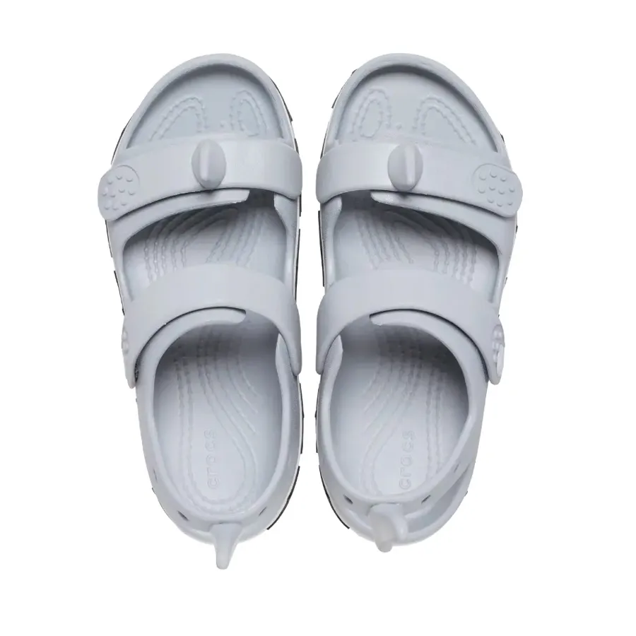 Imagen 3 de 7 de Sandalias Crocs Crocband Cruiser Shark-GRIS/BLANCO