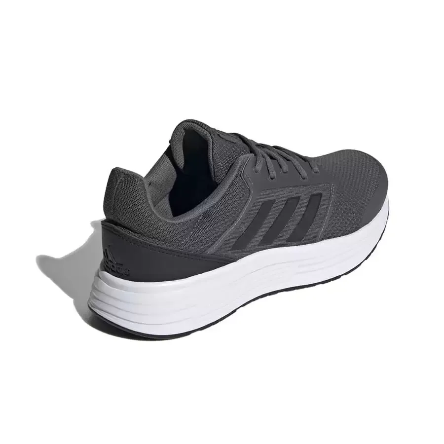 Imagen 1 de 6 de Zapatillas adidas Galaxy 5-GRAFITO