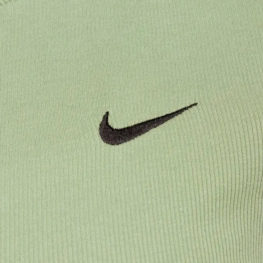 Imagen 4 de 5 de Remera Nike Sportswear Essentials-VERDE OLIVA