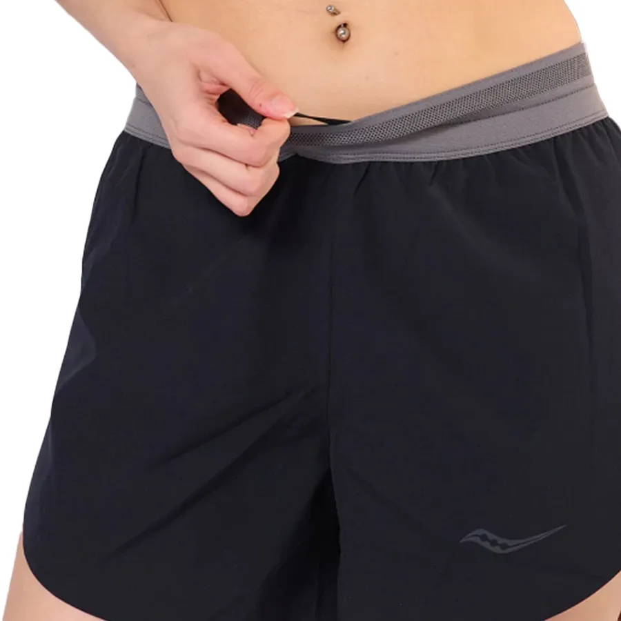Imagen 3 de 5 de Shorts Saucony Kinvara 3"-NEGRO/GRIS