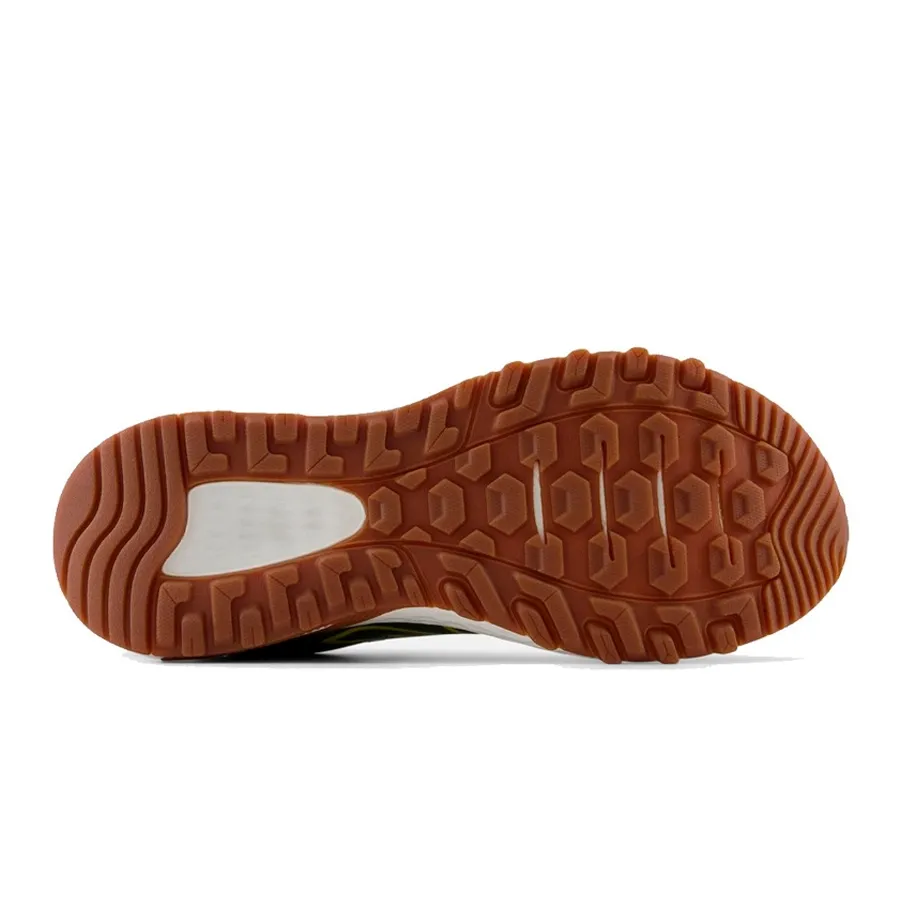 Imagen 3 de 4 de Zapatillas New Balance 410 v8-VERDE MILITAR/NEGRO/AMARILLO