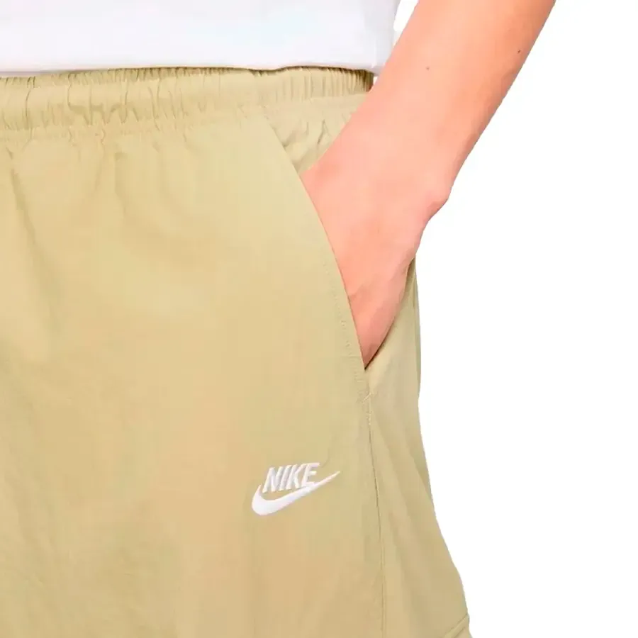 Imagen 3 de 6 de Pantalón Nike Club Woven Cargo-BEIGE
