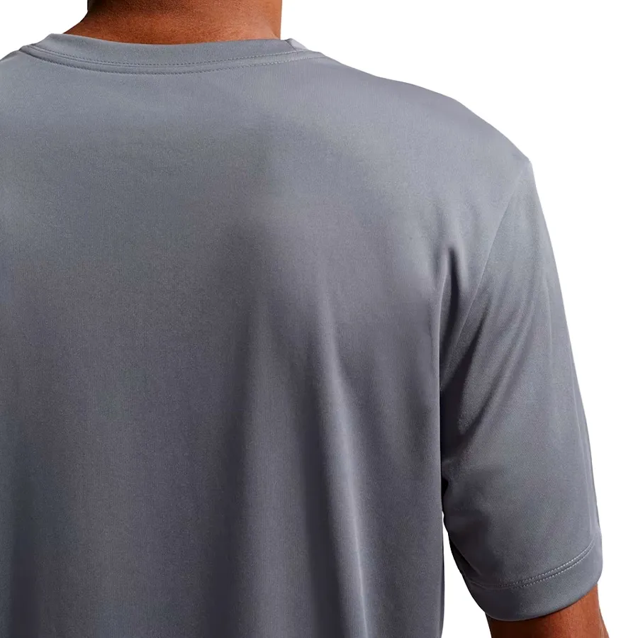 Imagen 2 de 5 de Remera Nike Dri Fit-GRIS