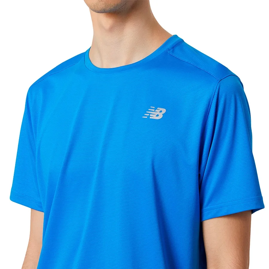 Imagen 2 de 3 de Remera New Balance Acelera-CELESTE