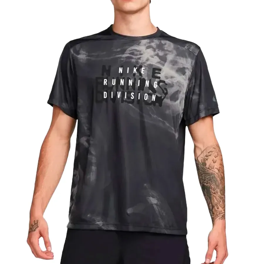 Imagen 0 de 3 de Remera Nike Run Division Rise 365-NEGRO/GRIS