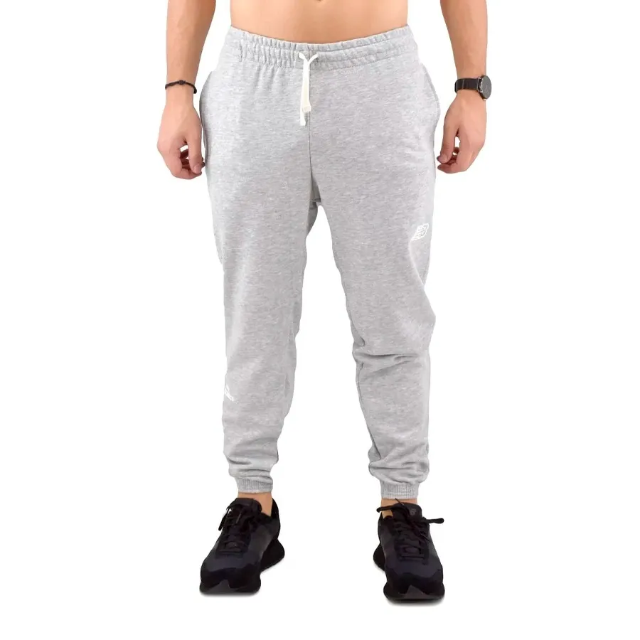 Imagen 0 de 4 de Pantalón New Balance Essentials Fleece Jog-GRIS