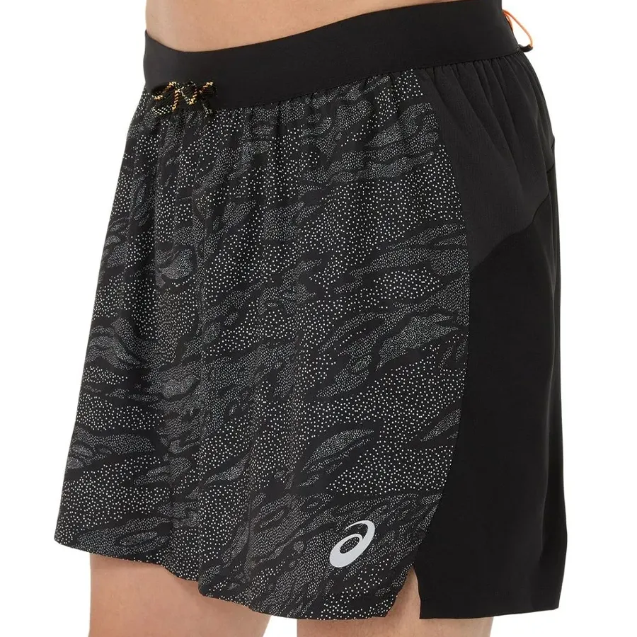 Imagen 2 de 5 de Shorts Asics Ujitrail All-Over Print 5In-NEGRO