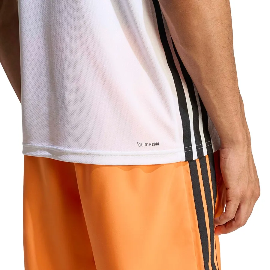 Imagen 4 de 5 de Remera adidas Base Essentials 3 Stripes-BLANCO