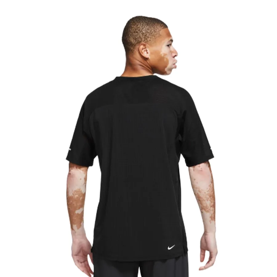Imagen 1 de 4 de Remera Nike Dri-Fit Solar Chase-NEGRO
