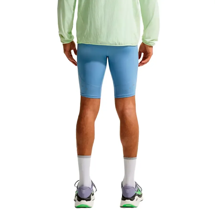 Imagen 2 de 6 de Calza Nike Stride Half Tight-CELESTE