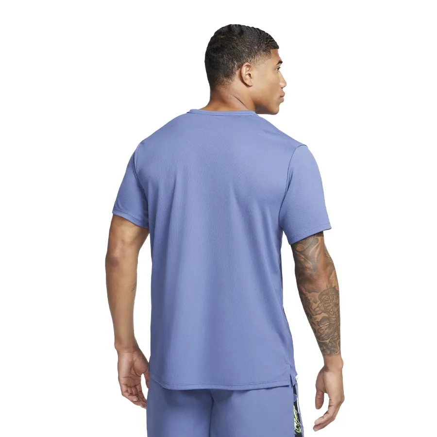 Imagen 1 de 4 de Remera Nike Dri-FIT UV Miler Studio '72-AZUL/BLANCO