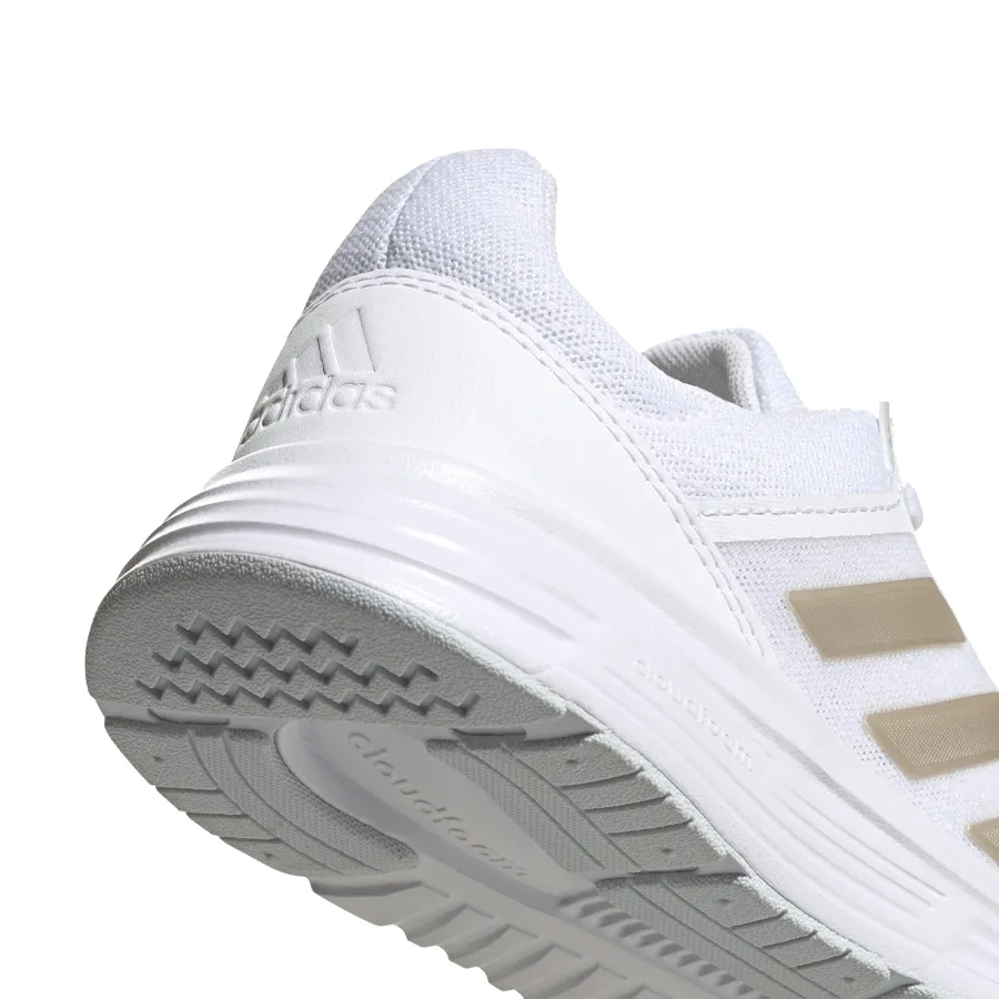 Imagen 5 de 6 de Zapatillas adidas Galaxy 5-BLANCO/DORADO