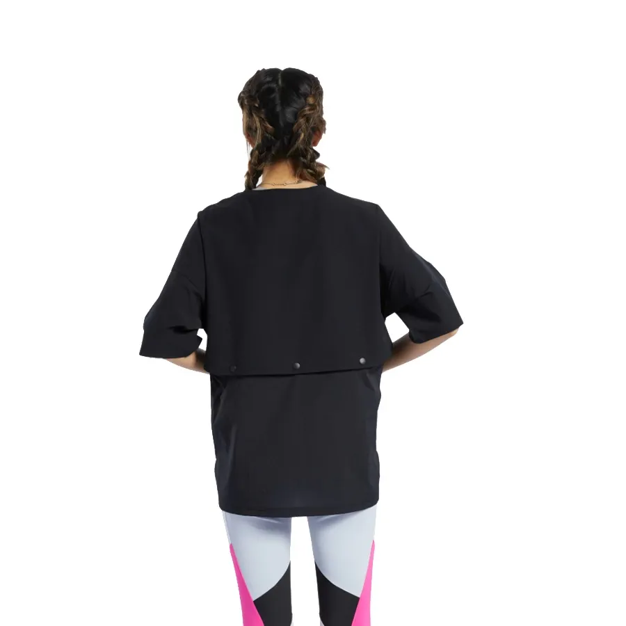 Imagen 2 de 7 de Remera Reebok Dos en uno-NEGRO