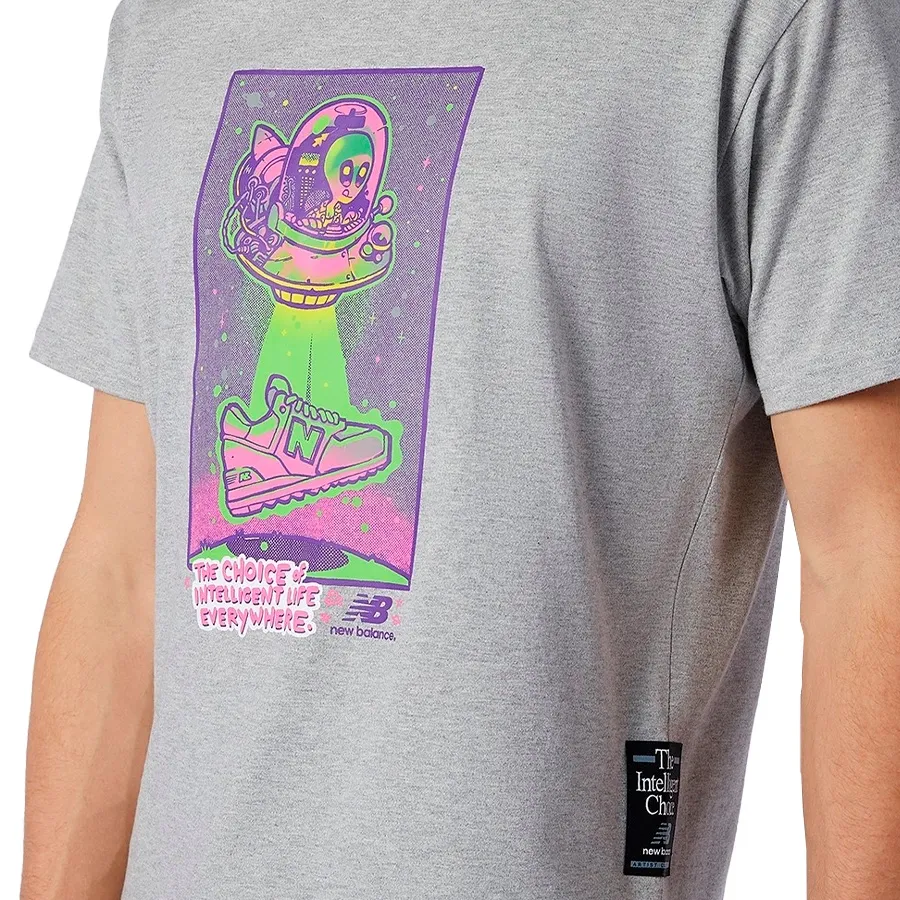 Imagen 1 de 2 de Remera New Balance Athletics Art-GRIS/VIOLETA/VERDE