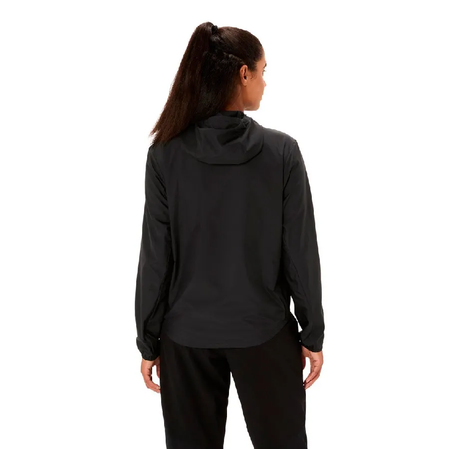 Imagen 2 de 7 de Campera Asics Rompeviento Plata-NEGRO