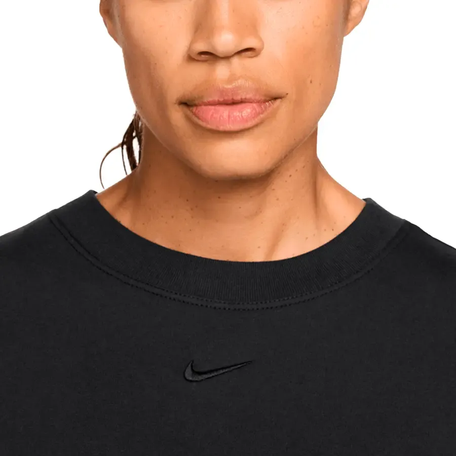 Imagen 2 de 3 de Remera Nike Essentials-NEGRO