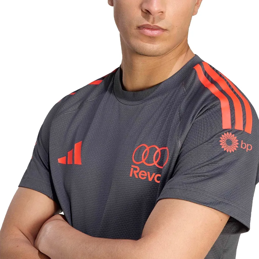 Imagen 2 de 4 de Remera adidas Audi Revolut-Mecanico-GRAFITO/NARANJA