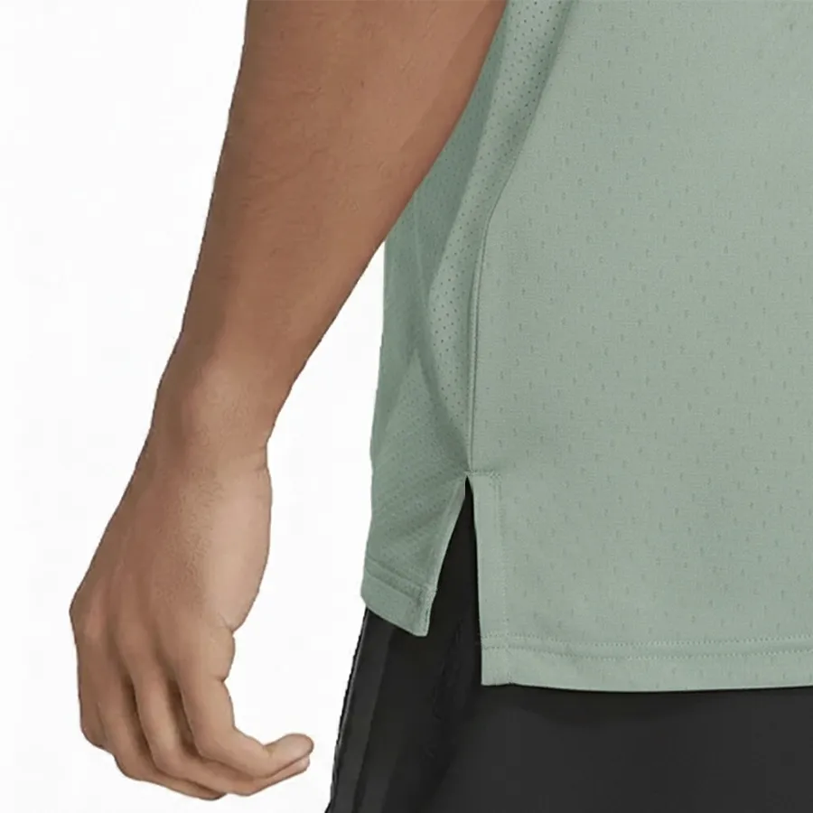 Imagen 4 de 5 de Remera Kamp Ultrarun con Recortes Laterales-CELESTE