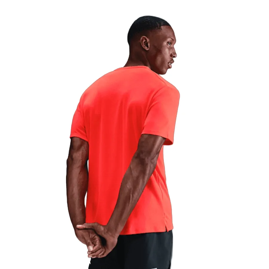 Imagen 2 de 5 de Remera Nike Miler-CORAL FLUOR