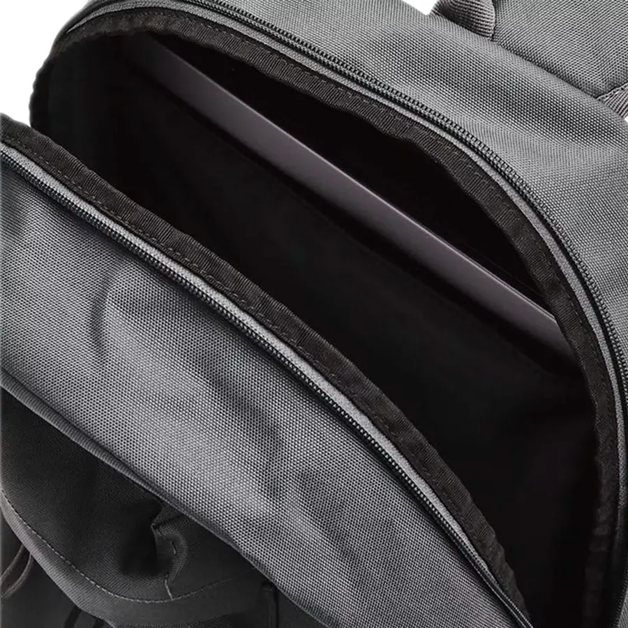 Imagen 3 de 4 de Mochila Under Armour Halftime-GRAFITO/NEGRO