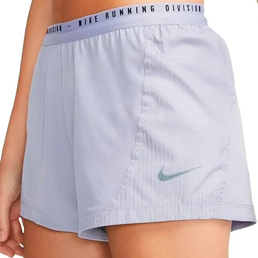 Imagen 3 de 5 de Short Nike Run Division Tempo Luxe-GRIS
