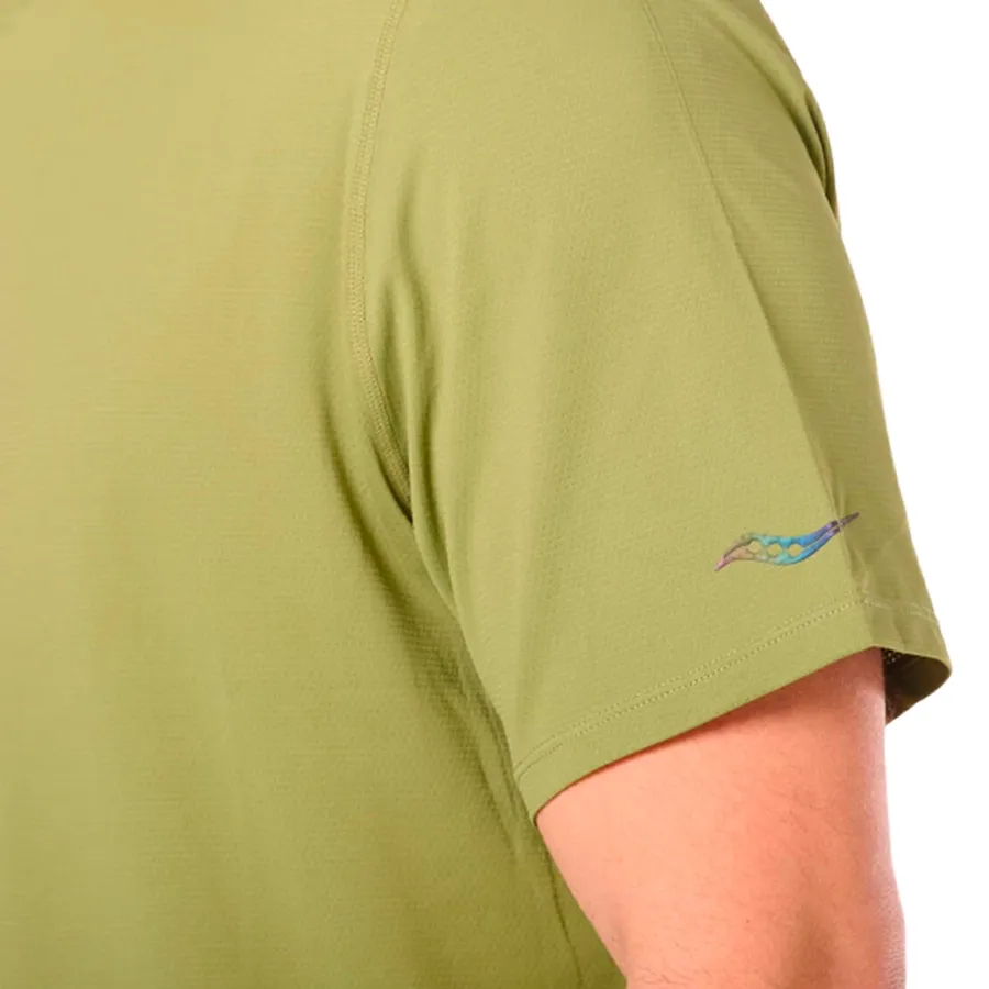 Imagen 4 de 6 de Remera Saucony Manga Corta Peregrine Tr Graphic-VERDE OLIVA