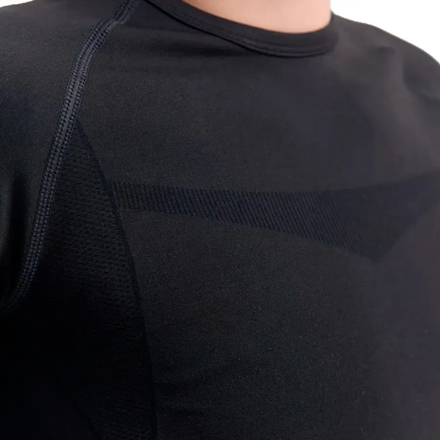 Imagen 3 de 4 de Remera Térmica Atomik Mess Seamless-NEGRO