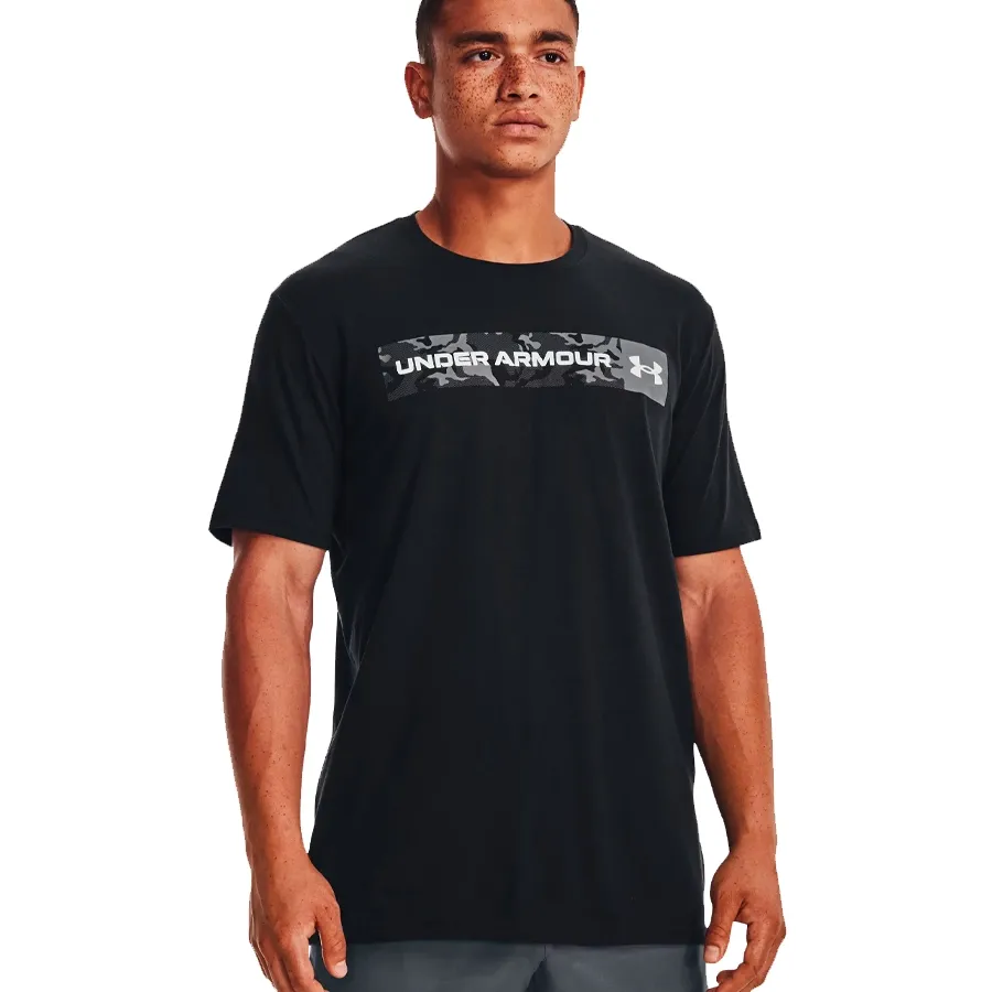 Imagen 2 de 6 de Remera Under Armour Camo Chest Stripe-NEGRO/GRIS