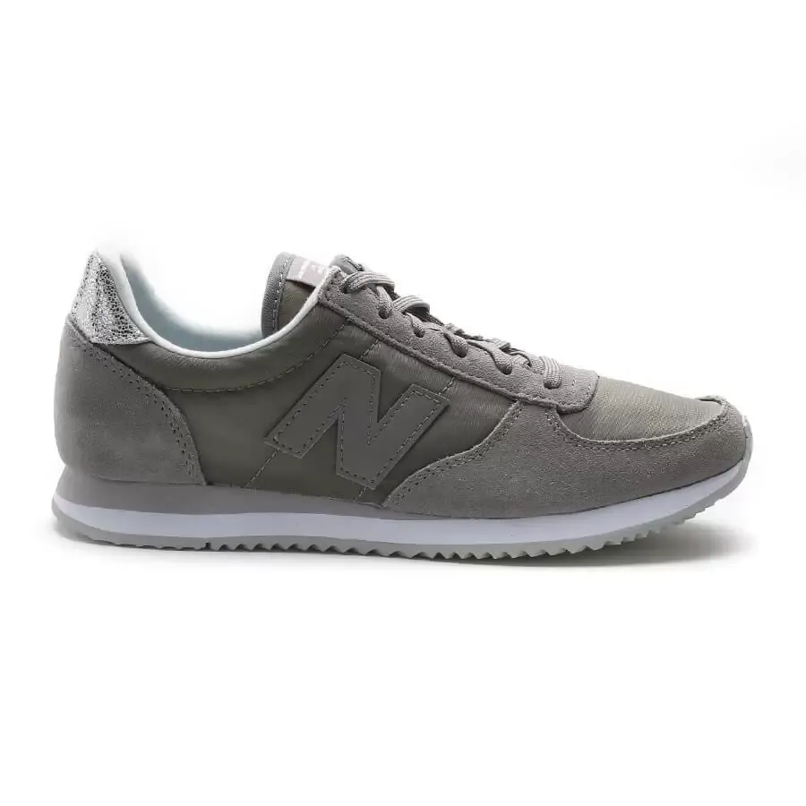 Imagen 4 de 5 de Zapatillas New Balance Wl 220-GRIS/PLATA