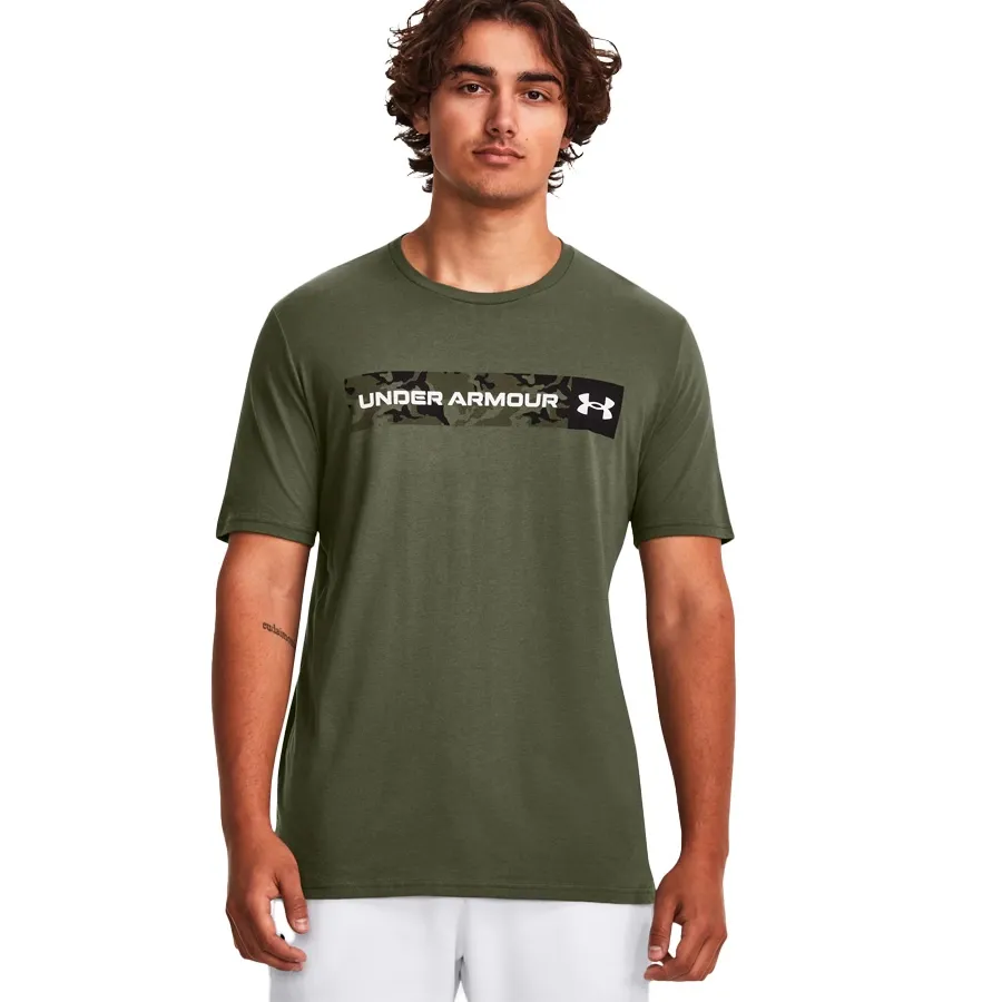 Imagen 2 de 5 de Remera Under Armour Camo Chest Stripe-VERDE OSCURO